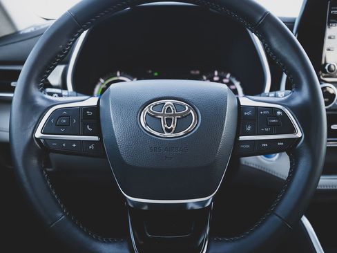 Used 2021 Toyota Highlander XLE image 12