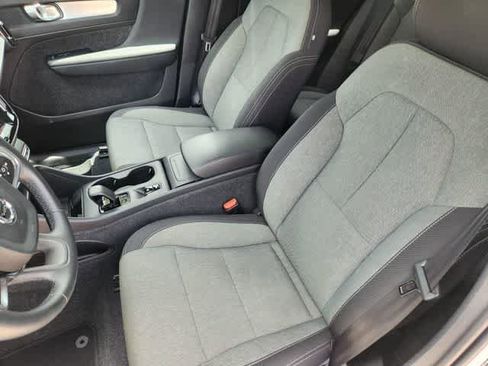Used 2025 Volvo XC40 B5 Core AWD/4WD image 9