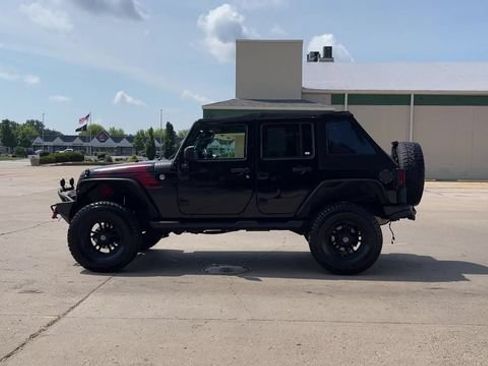 Used 2017 Jeep Wrangler Unlimited Sahara AWD/4WD image 7