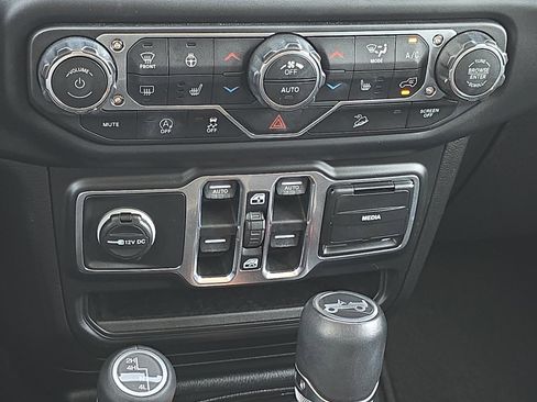 Used 2018 Jeep Wrangler Unlimited Sahara image 22