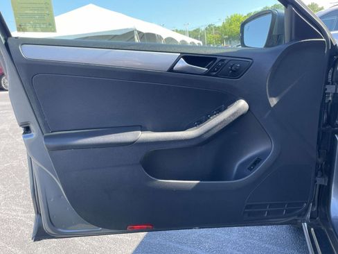 Used 2017 Volkswagen Jetta SE image 14