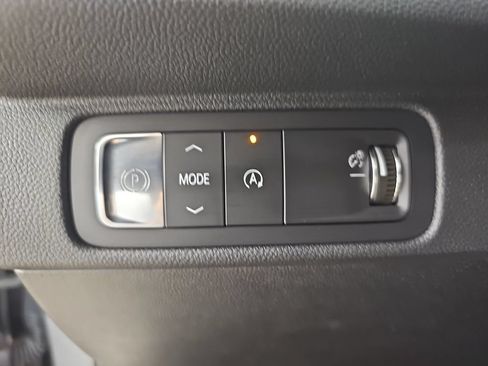 Used 2025 Chevrolet Traverse LT FWD image 32