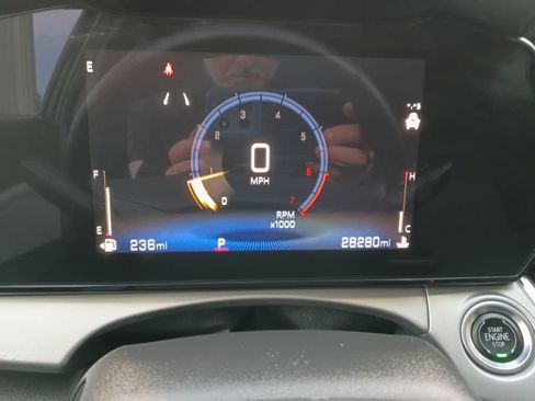 Used 2025 Chevrolet Trax LT w/ LT Convenience Package image 2