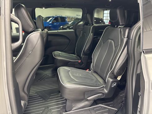 Used 2025 Chrysler Pacifica Limited image 33