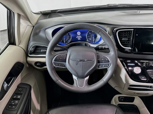 Used 2023 Chrysler Pacifica Touring-L image 18