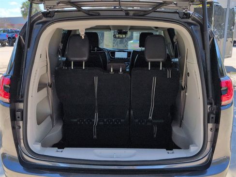 Used 2023 Chrysler Pacifica Touring-L image 23