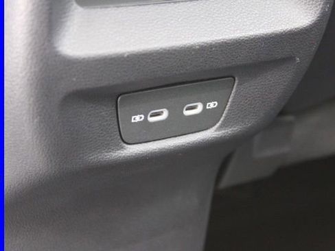 Used 2025 Volkswagen Tiguan SE image 25