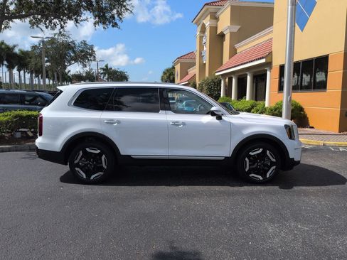 Used 2025 Kia Telluride S FWD image 3