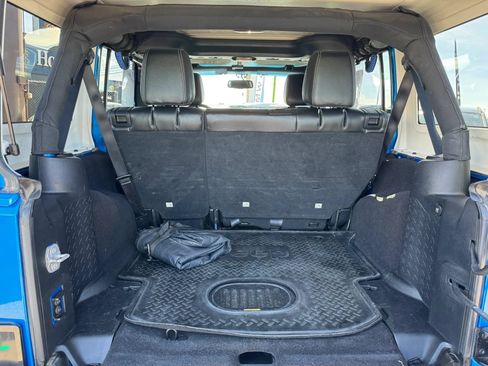 Used 2016 Jeep Wrangler Unlimited Rubicon w/ Connectivity Group AWD/4WD image 34