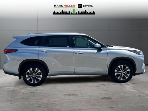 Used 2023 Toyota Highlander XLE AWD/4WD image 6