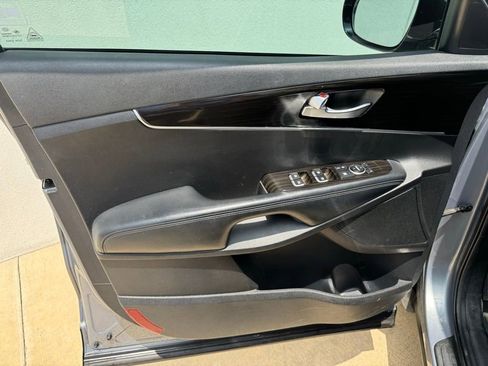 Used 2020 Kia Sorento FWD V6 image 12