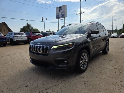 Used 2020 Jeep Cherokee Latitude Plus w/ Cold Weather Group FWD image 3