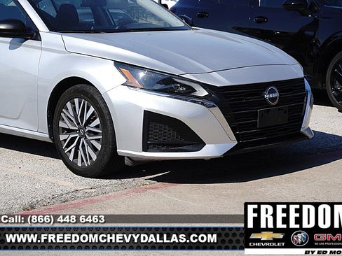 Used 2024 Nissan Altima 2.5 SV FWD image 7