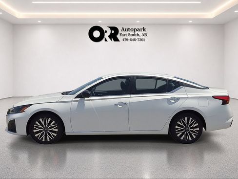 Used 2024 Nissan Altima 2.5 SV FWD image 3