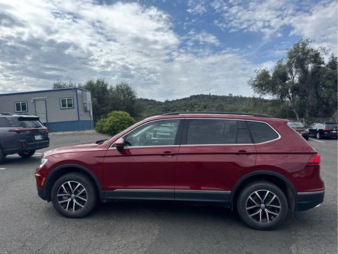 Used 2021 Volkswagen Tiguan SE w/ Panoramic Sunroof Package FWD image 8