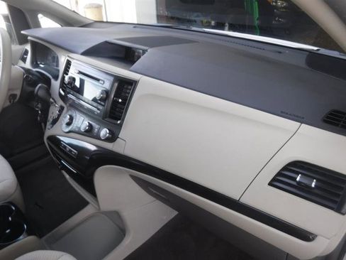 Used 2012 Toyota Sienna LE image 23