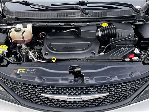 Used 2023 Chrysler Voyager LX image 11