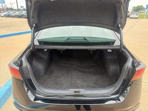 Used 2025 Nissan Altima 2.5 SV FWD image 34