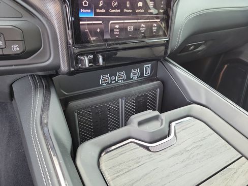 Used 2025 RAM 2500 Limited AWD/4WD image 23