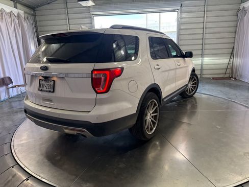 Used 2017 Ford Explorer XLT w/ Equipment Group 202A FWD image 5