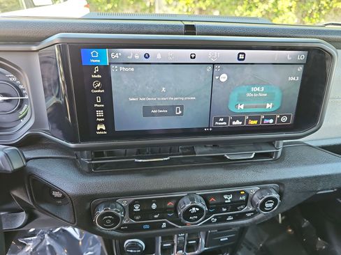 Used 2024 Jeep Wrangler Unlimited w/ Convenience Group AWD/4WD image 20