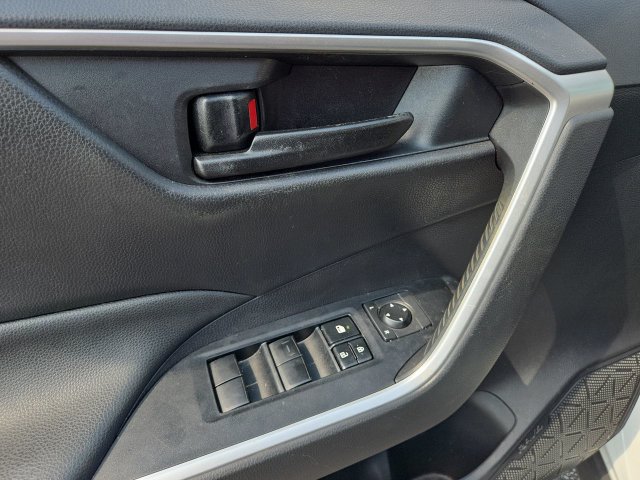 Used 2019 Toyota RAV4 LE FWD image 13