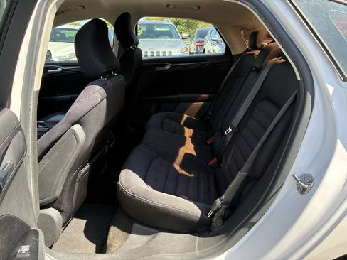 Used 2015 Ford Fusion SE FWD image 4