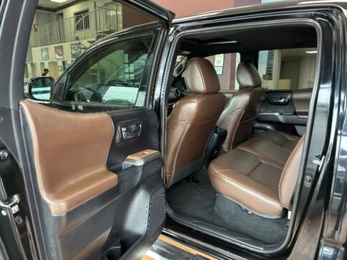 Used 2019 Toyota Tacoma Limited image 22