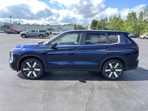 Used 2025 Mitsubishi Outlander SE AWD/4WD image 4