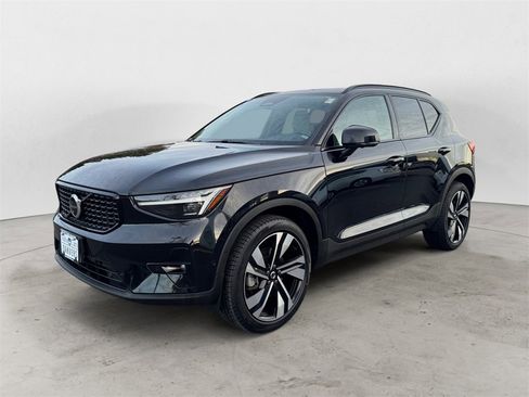 Certified 2024 Volvo XC40 B5 Plus w/ Climate Package image 2