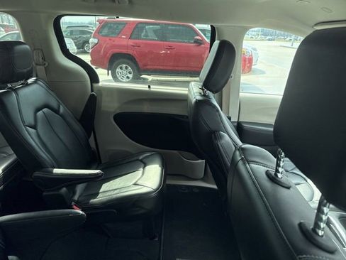 Used 2024 Chrysler Pacifica Touring-L image 12