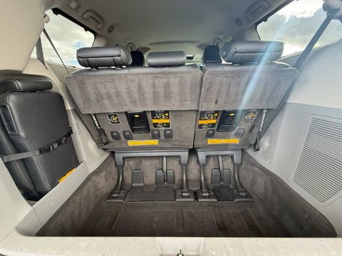 Used 2014 Toyota Sienna SE image 23