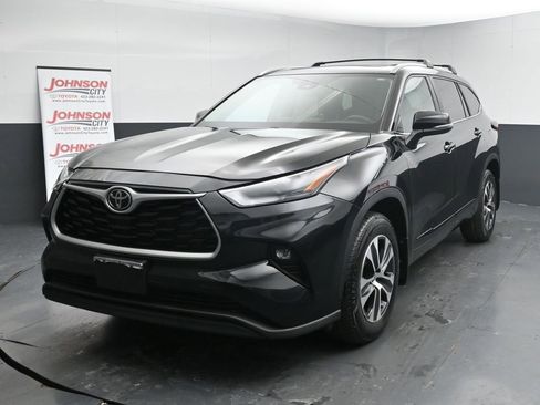 Used 2023 Toyota Highlander XLE image 4