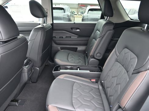 New 2026 Nissan Pathfinder Platinum image 16