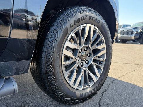 Used 2025 Chevrolet Suburban Z71 image 32