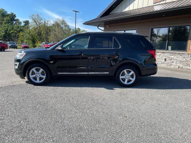 Used 2017 Ford Explorer XLT w/ Equipment Group 202A AWD/4WD image 3