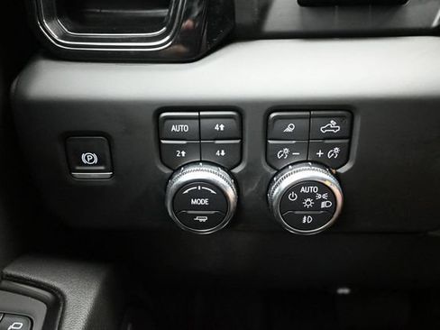 Used 2024 GMC Sierra 1500 AT4 w/ Technology Package AWD/4WD image 10