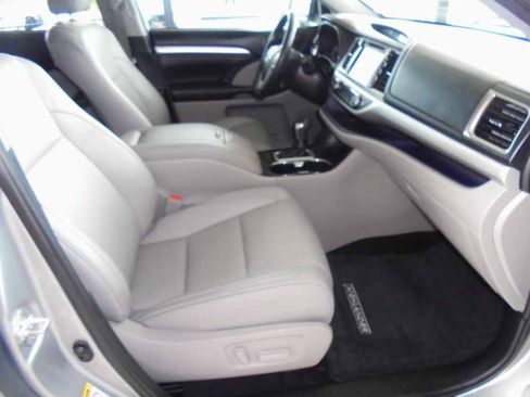 Used 2019 Toyota Highlander XLE FWD image 8