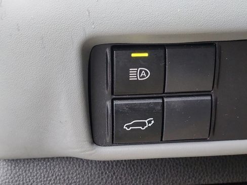 Used 2020 Toyota Highlander XLE image 27