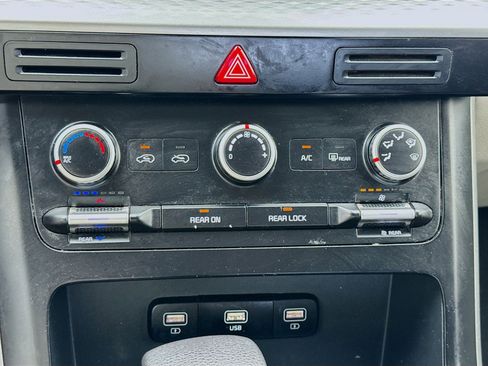 Used 2022 Kia Carnival LX FWD image 12