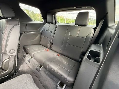Used 2023 Chevrolet Traverse RS FWD image 18