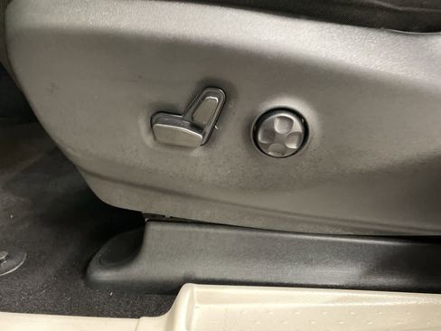 Used 2023 Chrysler Pacifica Touring-L image 15