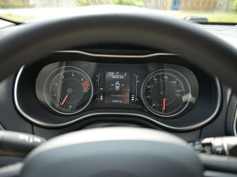 Used 2019 Jeep Cherokee Latitude Plus AWD/4WD image 35