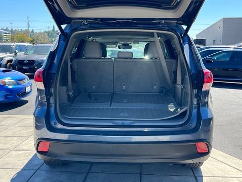 Used 2017 Toyota Highlander XLE AWD/4WD image 6