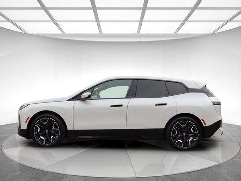 Used 2022 BMW iX xDrive50 w/ Sport Package AWD/4WD image 5