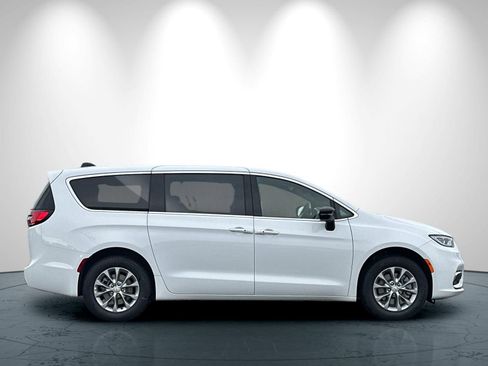 New 2026 Chrysler Pacifica Limited image 3