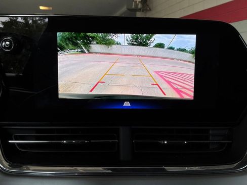 Used 2025 Chevrolet Trax LT FWD image 30