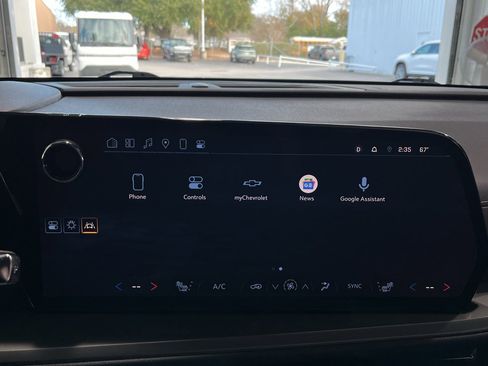 Used 2025 Chevrolet Traverse LT image 17