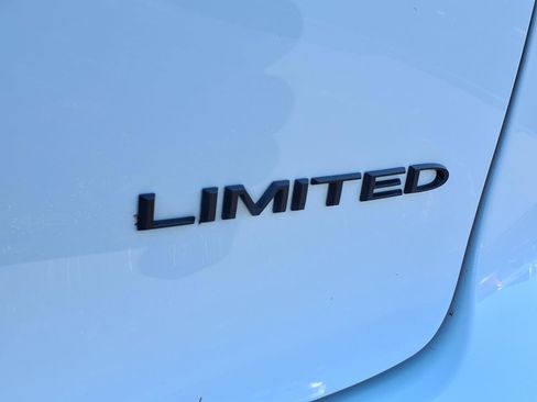 Used 2025 Chrysler Pacifica Limited FWD image 35