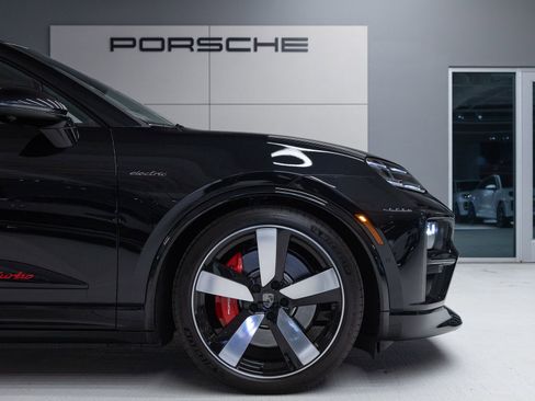 Certified 2025 Porsche Macan Turbo Electric AWD/4WD image 11